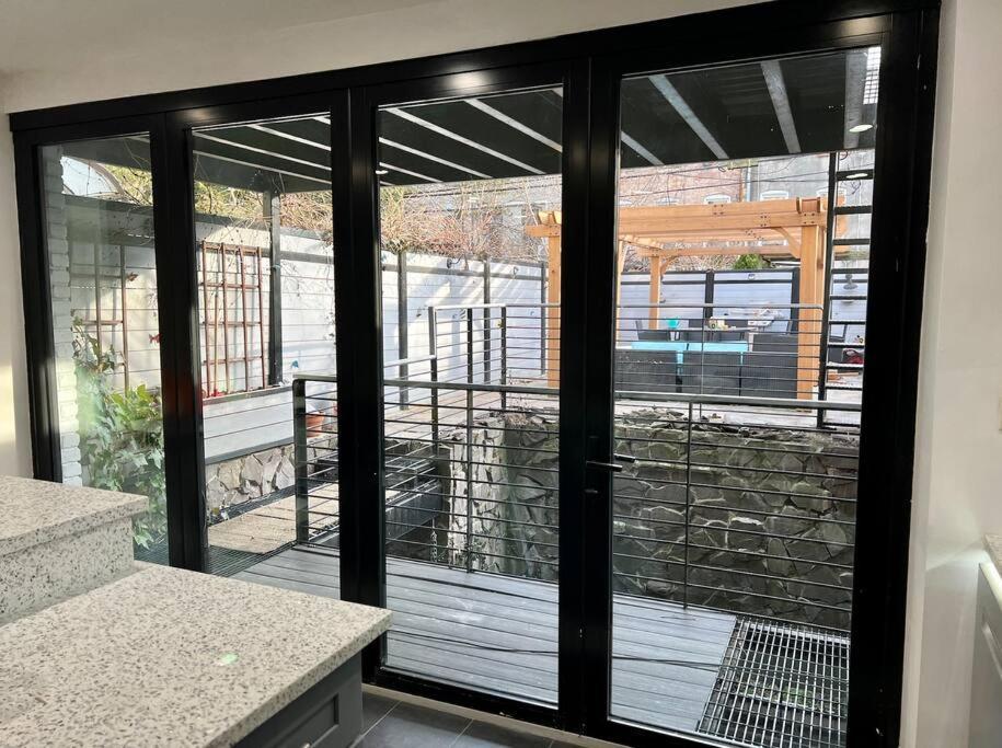 The Caz, A Modern Brooklyn Townhome With Waterfall Bed and breakfast *
