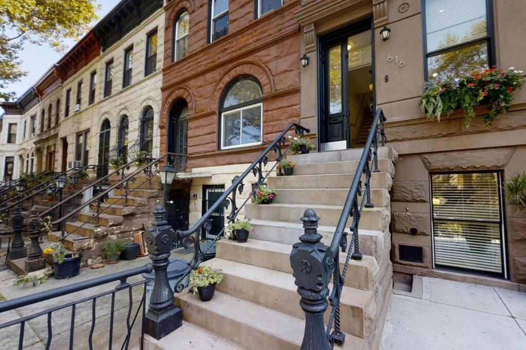 Bed and breakfast The Caz, A Modern Brooklyn Townhome With Waterfall *